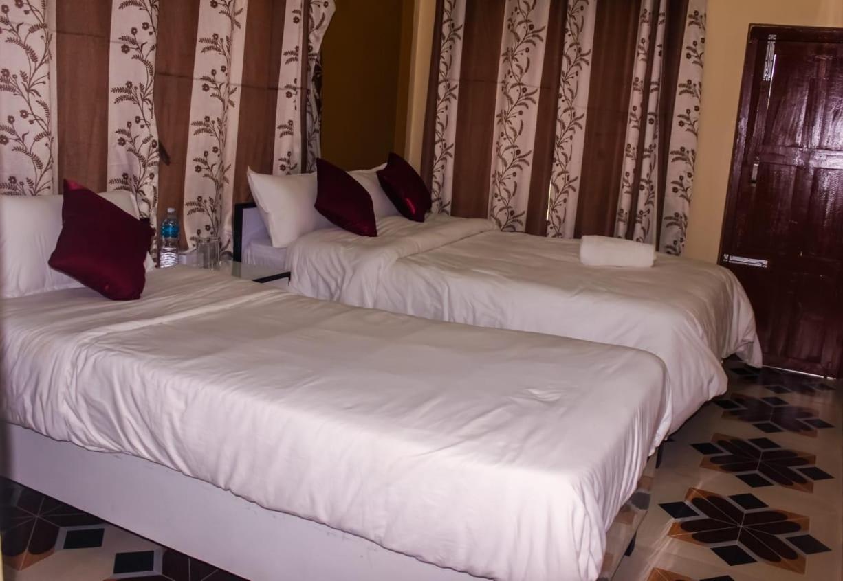 Hotel Flycatcher Sauraha Exterior foto