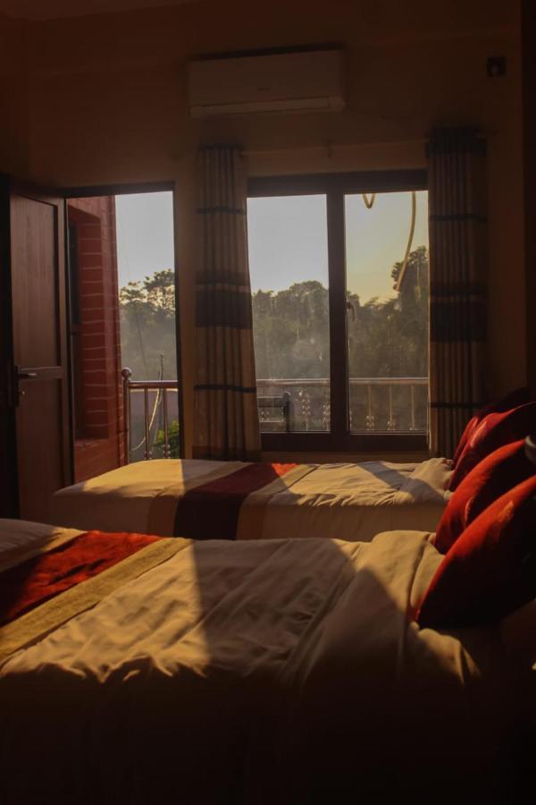 Hotel Flycatcher Sauraha Exterior foto