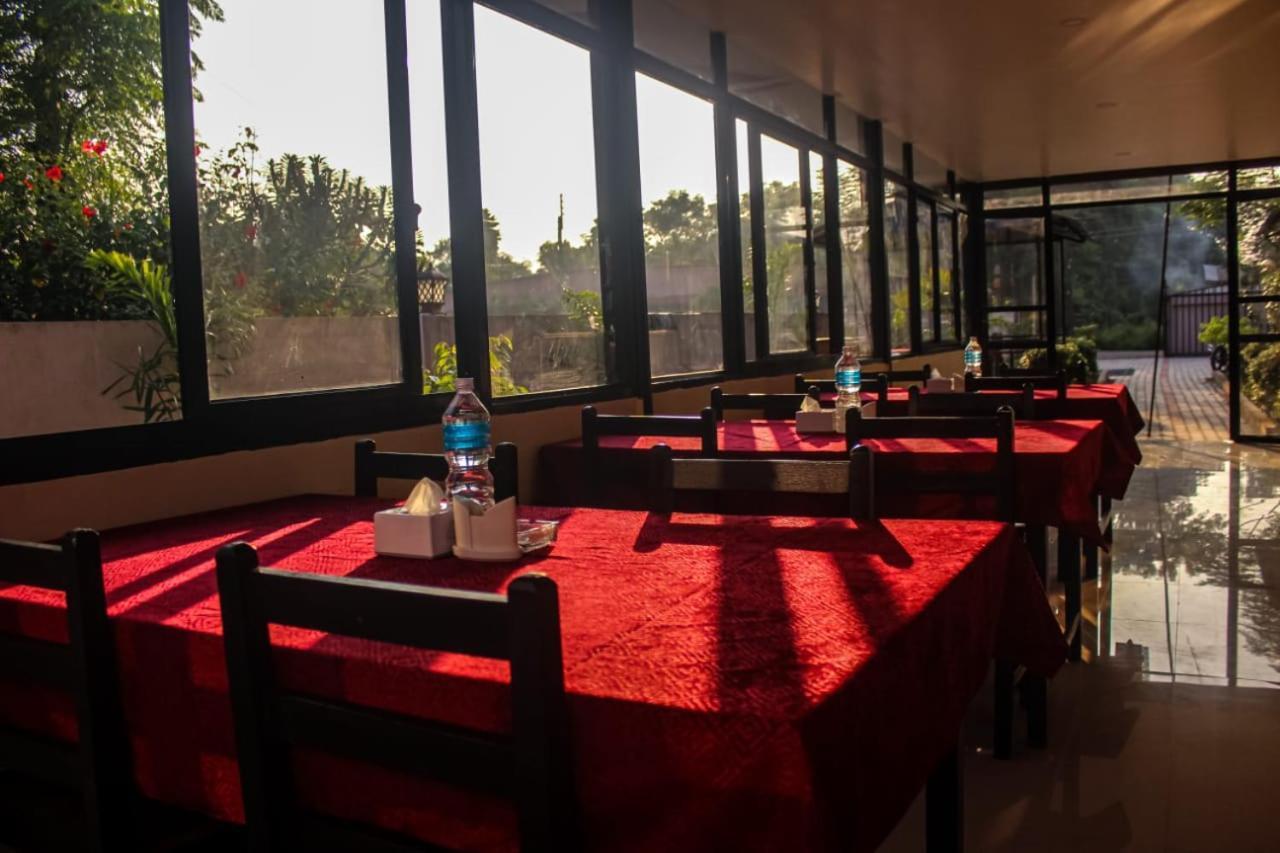Hotel Flycatcher Sauraha Exterior foto