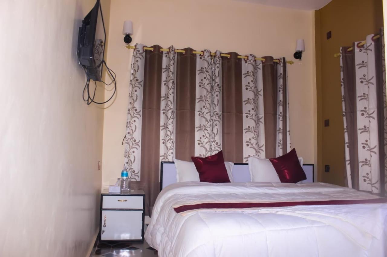 Hotel Flycatcher Sauraha Exterior foto