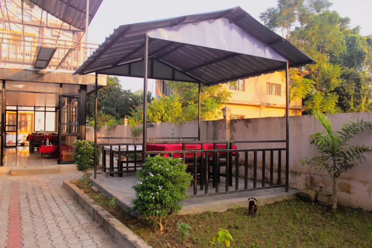 Hotel Flycatcher Sauraha Exterior foto