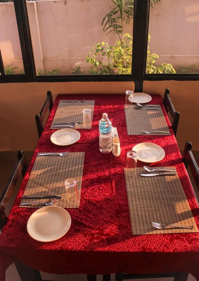 Hotel Flycatcher Sauraha Exterior foto