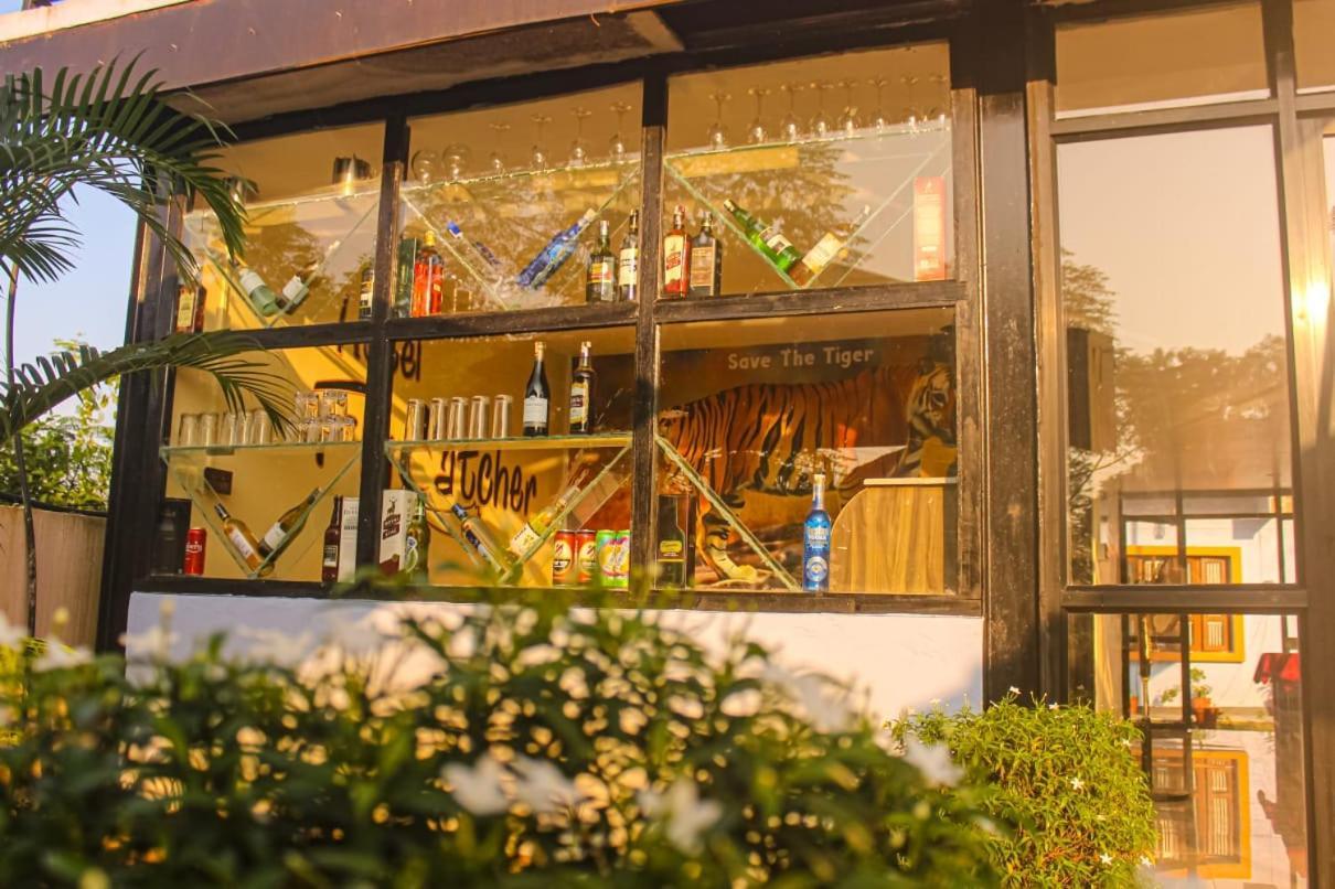 Hotel Flycatcher Sauraha Exterior foto