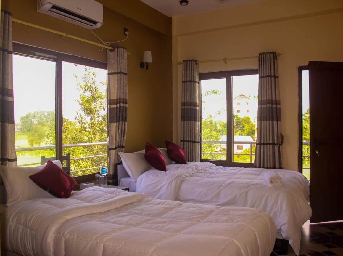 Hotel Flycatcher Sauraha Exterior foto