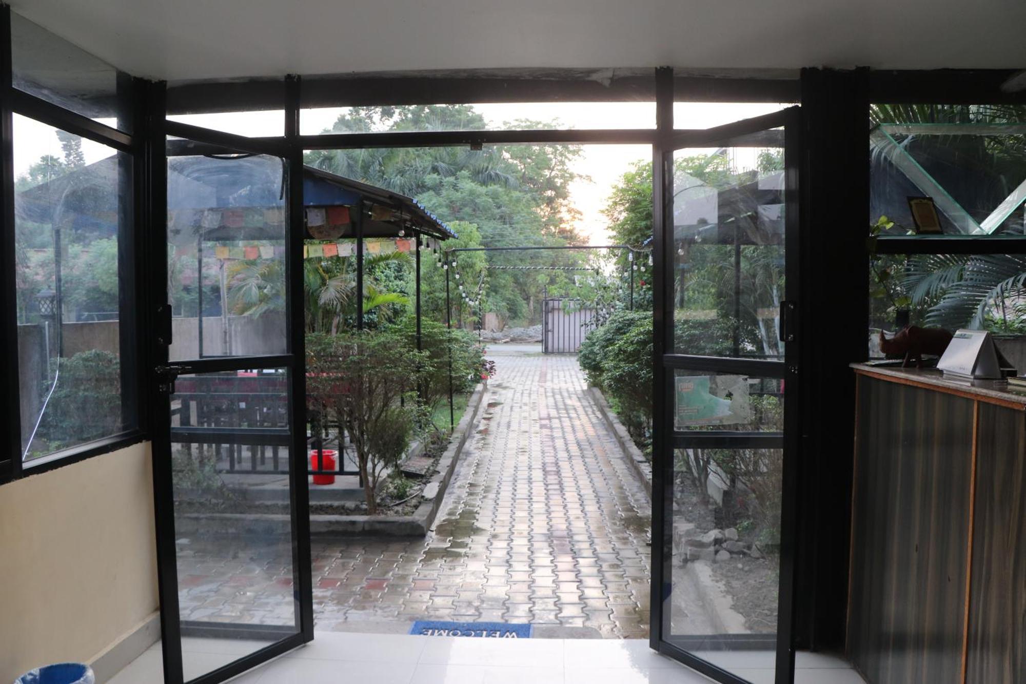 Hotel Flycatcher Sauraha Exterior foto