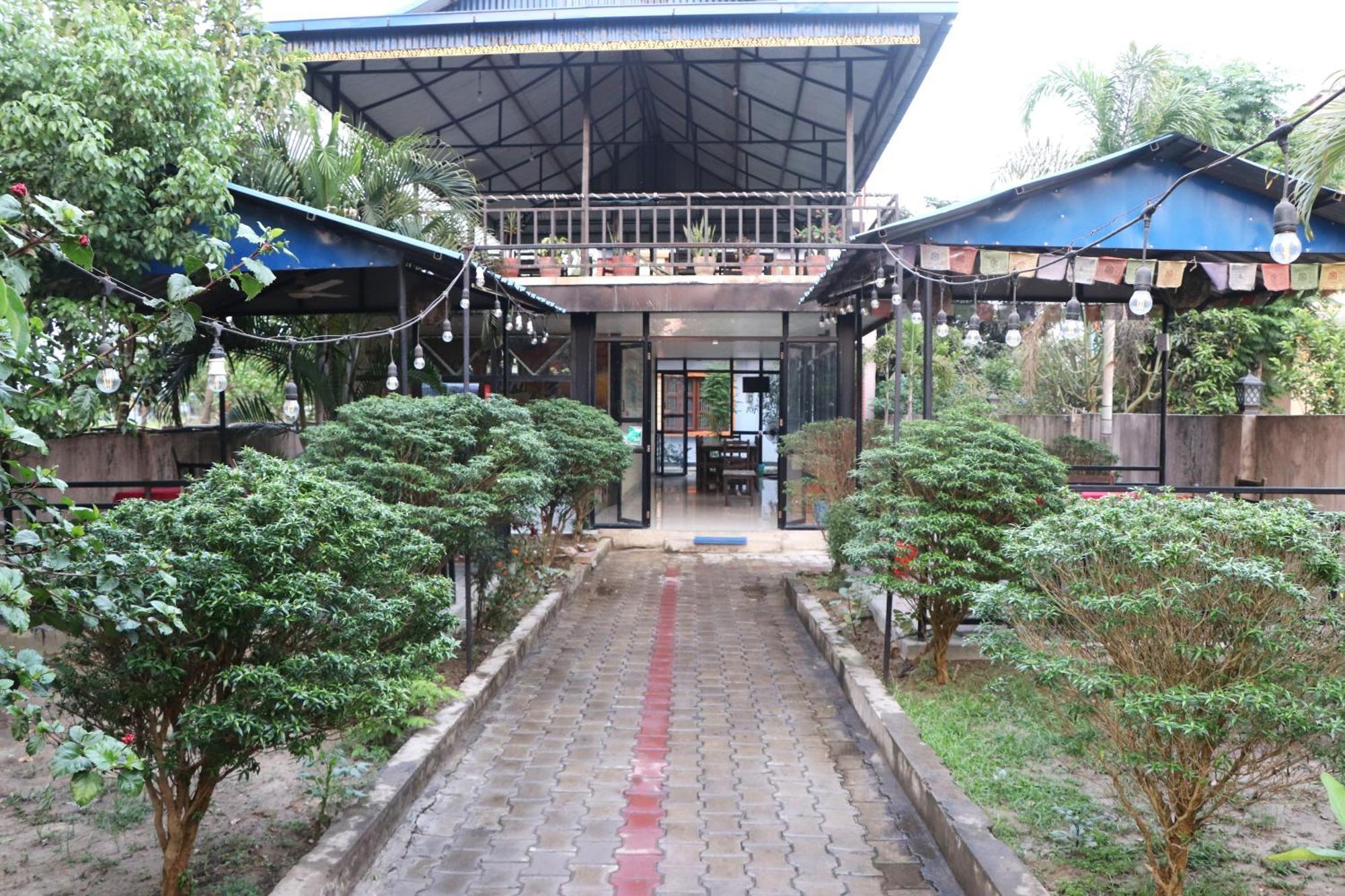 Hotel Flycatcher Sauraha Exterior foto