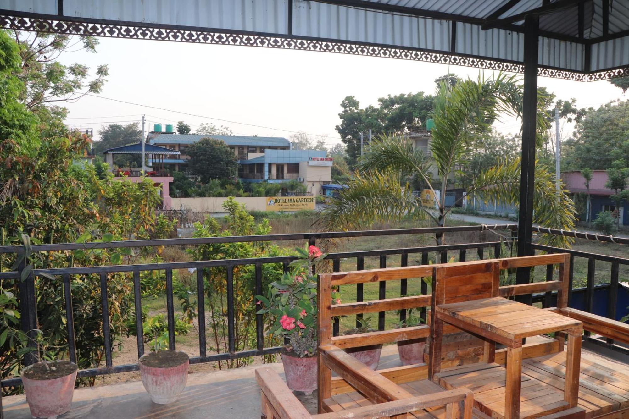 Hotel Flycatcher Sauraha Exterior foto