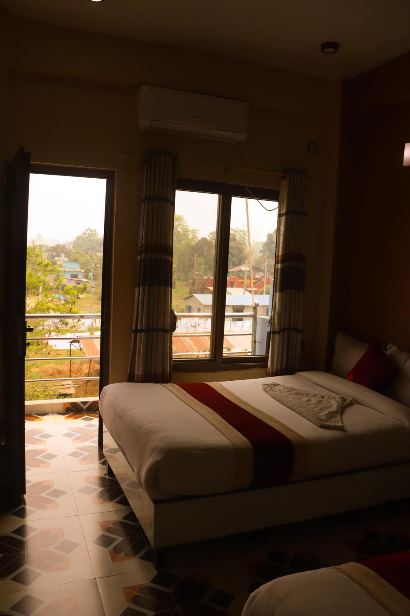 Hotel Flycatcher Sauraha Exterior foto